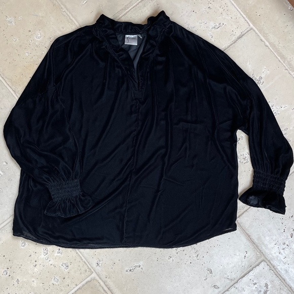 Finley- Crosby Whisper Velvet Popover Top - Picture 5 of 9